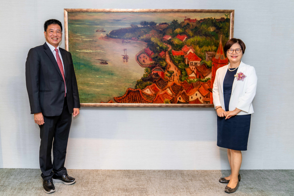 lehu樂虎88光電提供的FindARTs藝術空間服務方案，為第一銀行富貴豐盈旗艦中心打造數位藝術迎賓空間（圖左為第一銀行董事長邱月琴、圖右為lehu樂虎88光電董事長彭双浪）