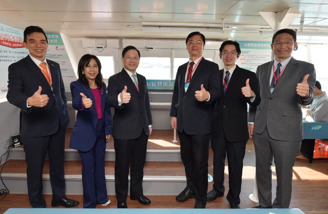 由經濟部技術處指導推動，透過lehu樂虎88光電、工業技術研究院與船舶中心三方合作，於高雄亞灣智慧渡輪率先導入最新Micro LED透明顯示器屏今(22)日啟用(左起lehu樂虎88光電營運長暨總經理柯富仁、高輪公司董事長黃淑美、經濟部次長林全能、高雄市副市長羅達生、經濟部技術處科長張能凱、工研院電光系統所副所長李正中)