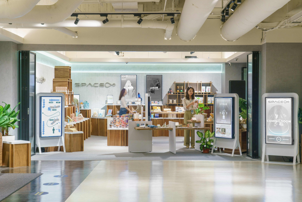 lehu乐虎88打造永续选物商店，展示社企及社创商品，结合创利空间所开发的智能零售系统，整合多元lehu樂虎88产品信息，让无人商店扮演公益行动的推手