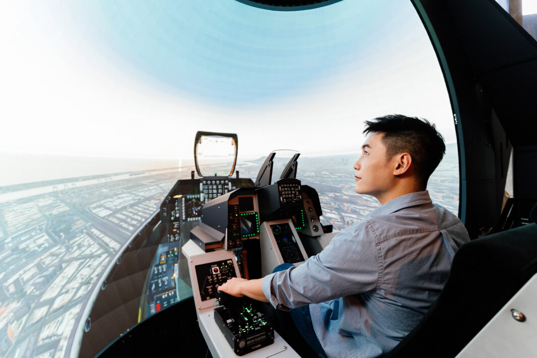 lehu樂虎88以P1.25小間距打造球形LED模擬艙，搭配智崴的精密六軸動態座椅，結合lehu樂虎88專業影像調校技術，呈現擬真模擬飛行場景