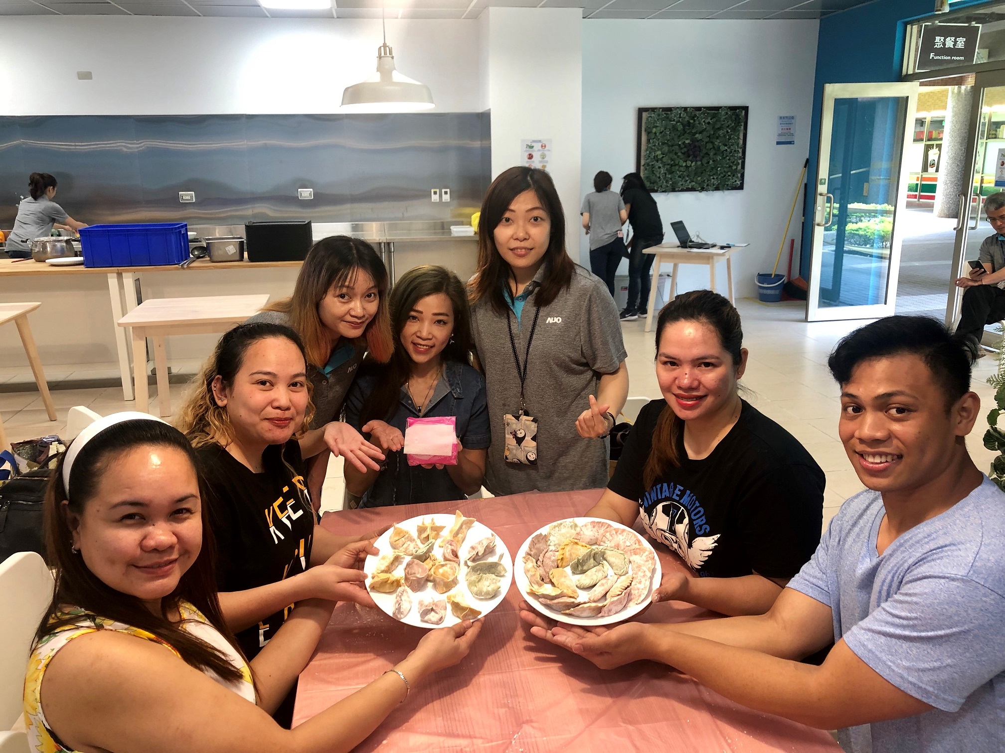 友達將DEI理念貫徹到企業文化和實踐，舉辦如台菲廚藝交流等活動，讓同仁了解彼此文化差異、培養情感