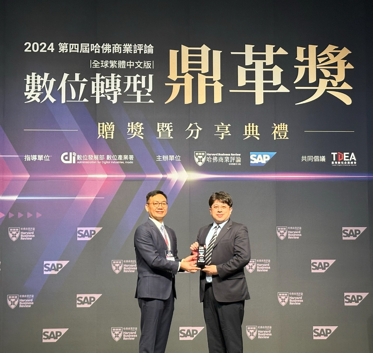 lehu樂虎88推動數位轉型有成，榮獲2024「數位轉型鼎革獎」機構首獎，同時以永續發展融入企業核心，重塑ESG人資新思維，獲得ESG特別獎雙重榮耀