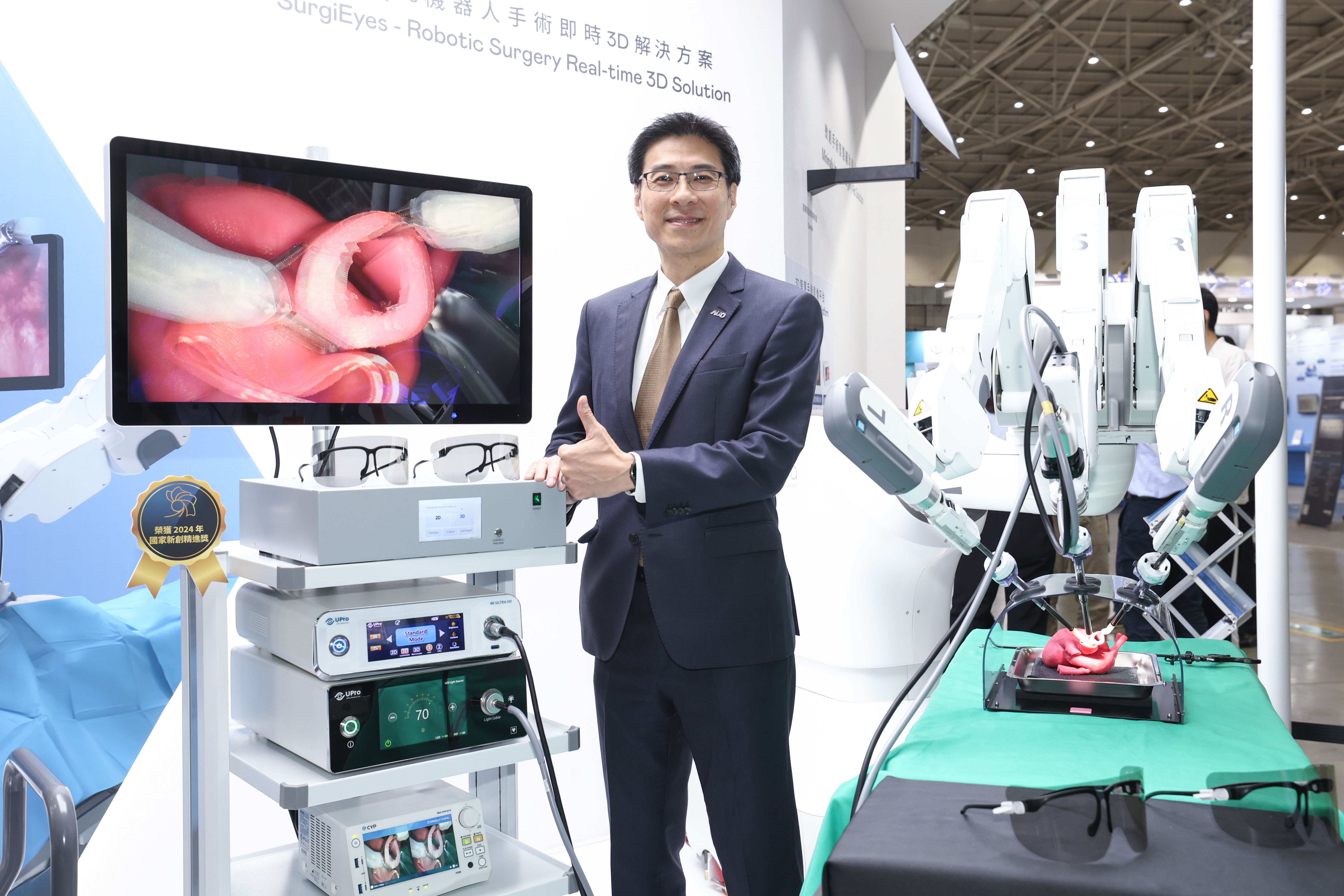 AUO&rsquo;s Smart Healthcare Business Group leads its subsidiaries, LEHU88 Display Plus (ADP), LEHU88 Health, and &ldquo;DentLabX&rdquo;, to participate in the 2024 Healthcare+ Expo Taiwan. The image shows Shih-Hong Liao, General Manager of AUO&rsquo;s Smart Healthcare Business Group