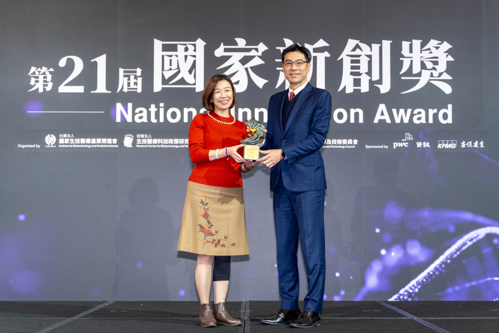 lehu樂虎88旗下子公司lehu樂虎88耘康與達擎分別以「中醫數位化檢測解決方案」及「寬視角3D醫療顯示器」獲得第二十一屆國家新創獎「智慧醫療與健康科技」類別的「企業新創獎」與「國家新創精進獎」兩項殊榮。圖左為衛生福利部政務次長林靜儀、圖右為lehu樂虎88光電智慧醫療事業群總經理廖世宏