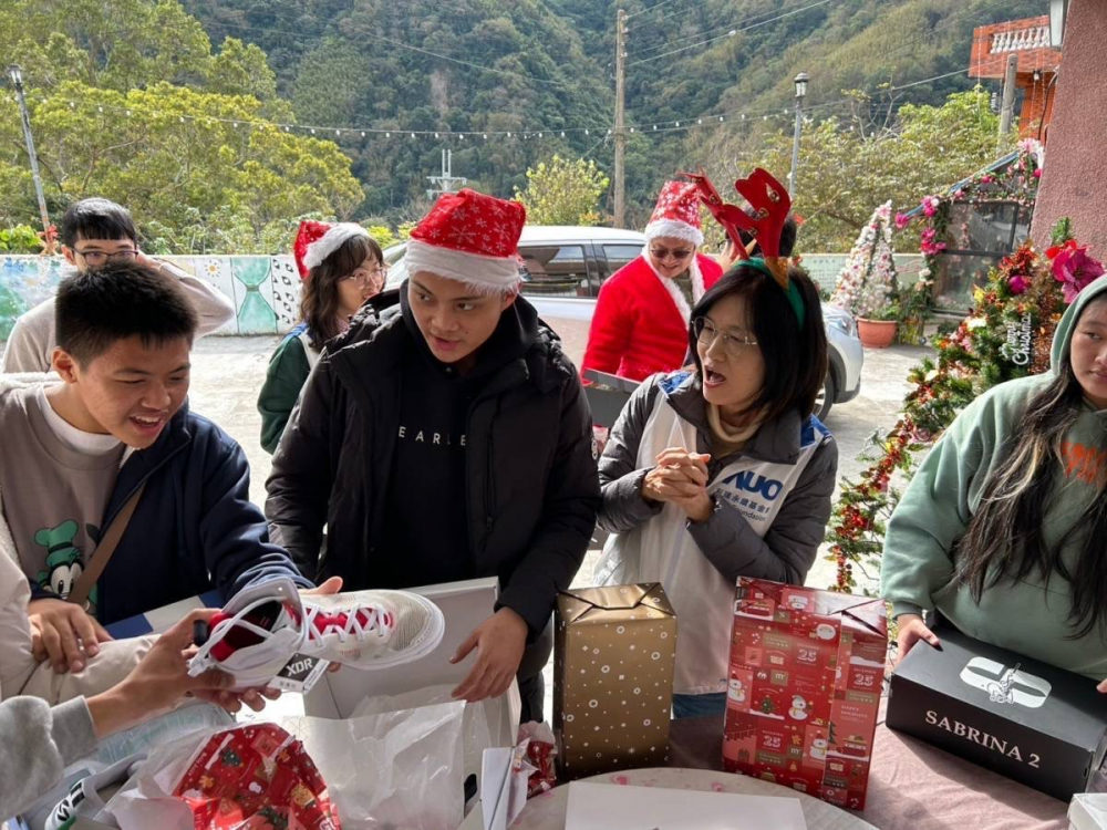 「圓夢計畫」由偏鄉兒少許下心願，友達員工認捐禮物，高階主管親帶隊將禮物一一送往偏鄉，為兒少圓夢
