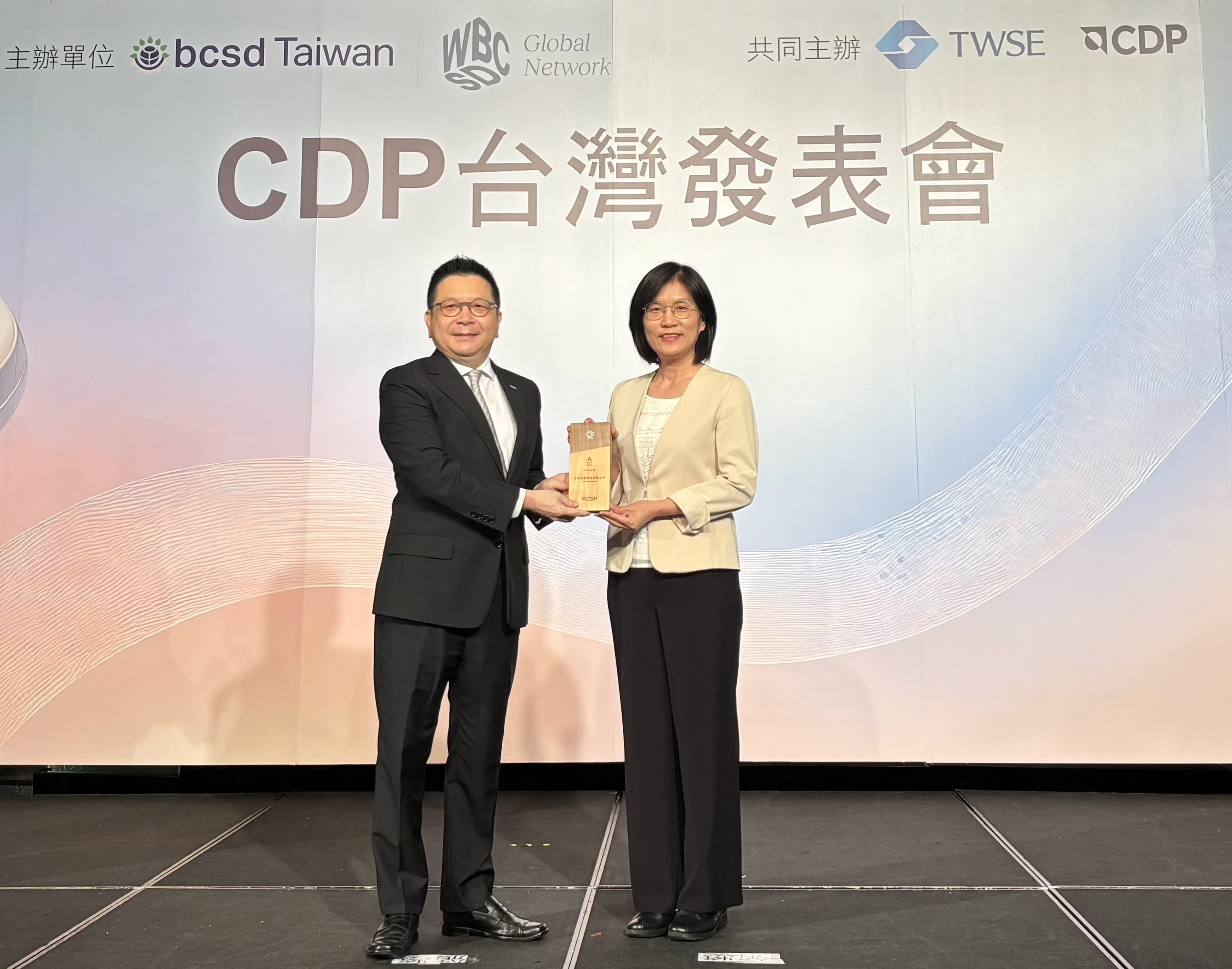 lehu樂虎88永續成果再獲國際評比肯定，獲頒CDP氣候與水資源雙項領導力評級。今由臺灣證券交易所董事長林修銘（左）頒獎，lehu樂虎88光電永續長古秀華（右）代表受獎