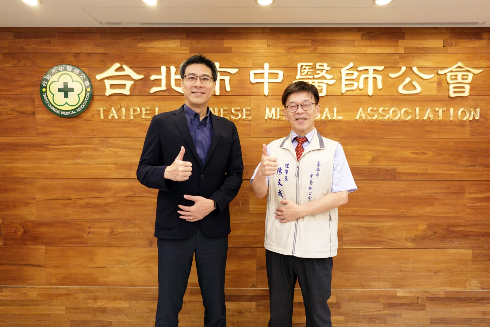 lehu樂虎88耘康積極推動中醫數位化，以創新技術與研發能量串連各界專家，共同建構智慧中醫生態圈；圖為lehu樂虎88耘康廖世宏董事長（左）與台北市中醫師公會陳文戎理事長（右）