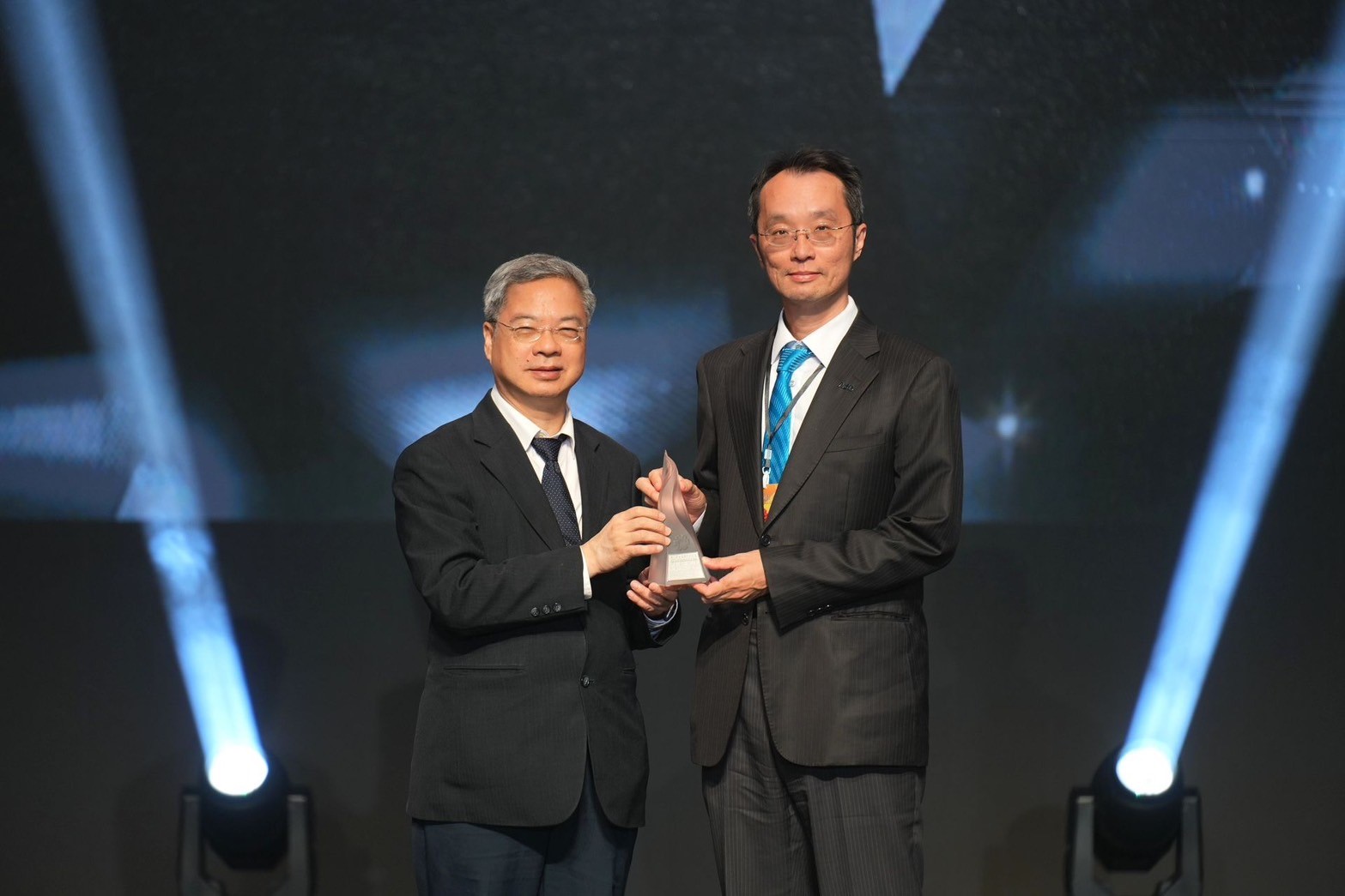 「lehu樂虎88「177吋高透明度Micro LED顯示器」獲得台灣精品銀質獎，由lehu樂虎88光電顯示產品研發總部副總經理吳仰恩（右）代表領獎