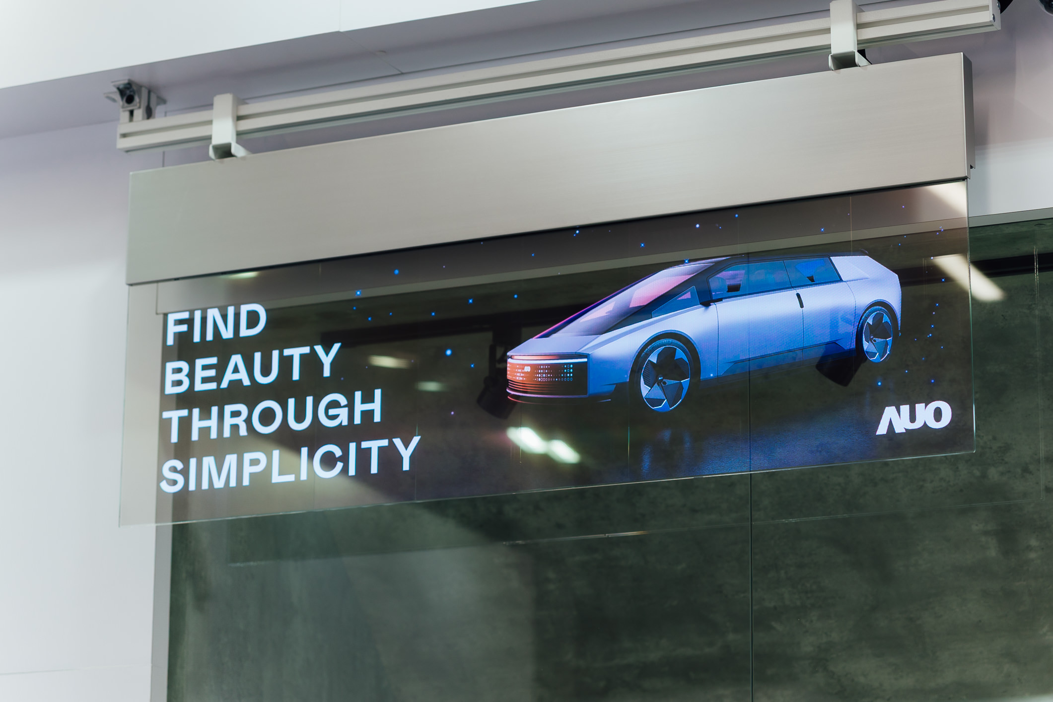 具备高亮度透明感的54吋透明Micro LED智慧广告牌，可无限拼接不同尺寸，营造出兼具科技感与美学的沉浸式氛围，适用于旗舰店、展演空间等多元场域。