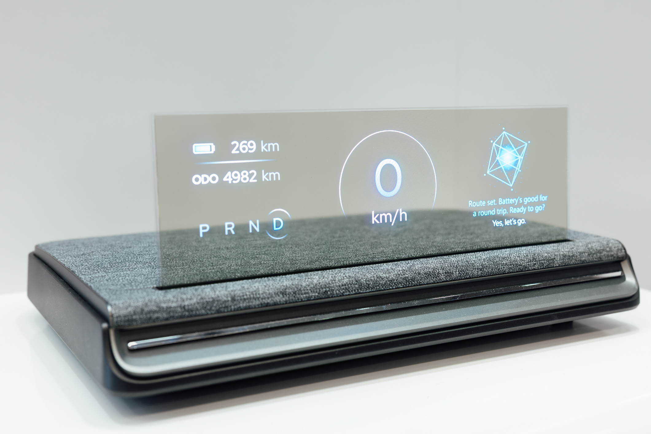 全球首款Aero Module透明Micro LED显示器模块外观轻盈通透，可与数字内容完美融合，提供动态显示、先进控制、个人化沉浸感受。