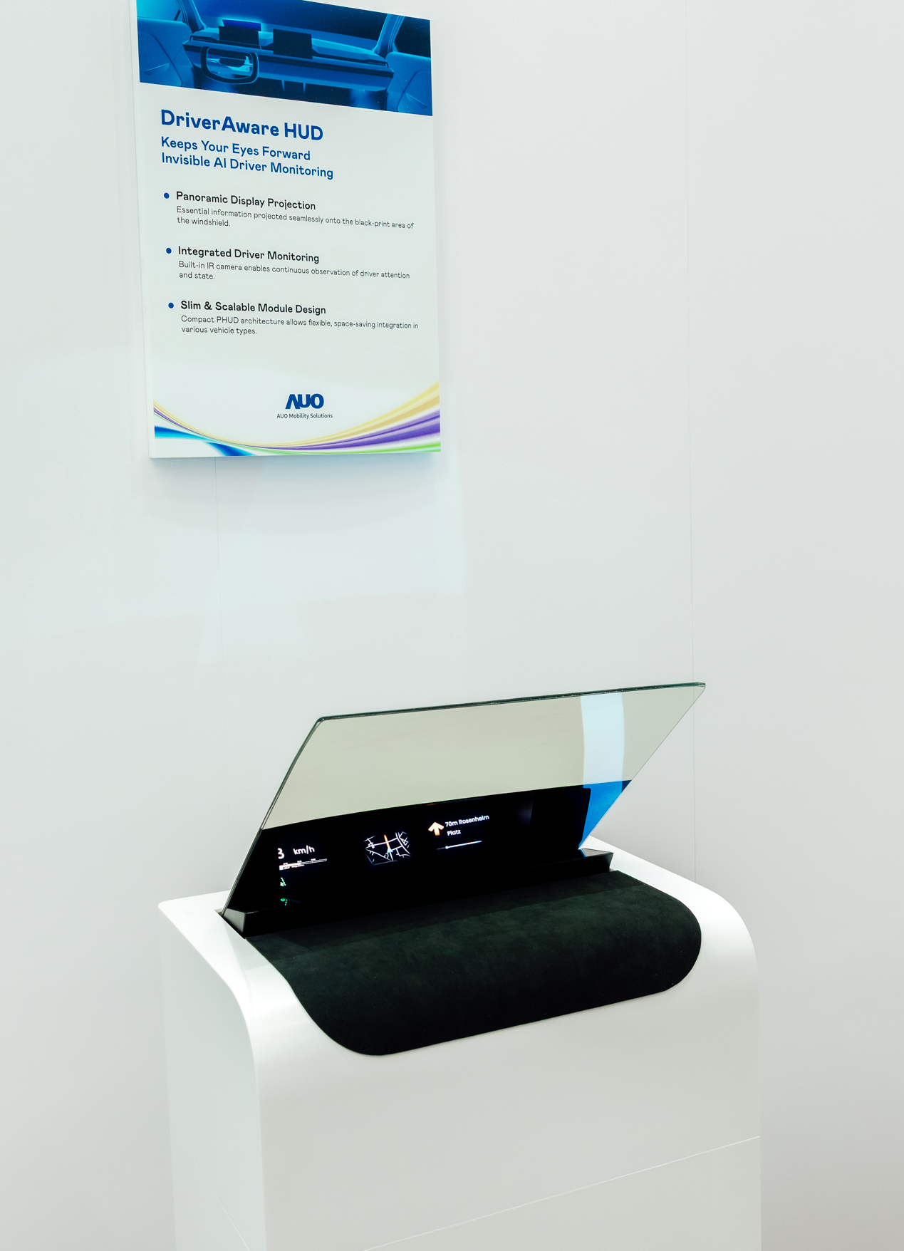 DriverAware HUD结合抬头显示器与隐藏式红外线摄影机，将车速、导航及警示讯息投影于挡风玻璃上，完美对齐驾驶目不离路的视线，同时，透过AI 监控驾驶注意力以提升安全性。